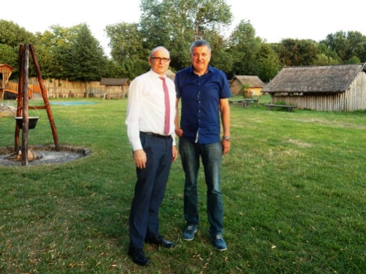 Andreas Butzki hatte Erwin Sellering (links) bereits 2015 im Slawendorf begrüßt. Foto: SPD